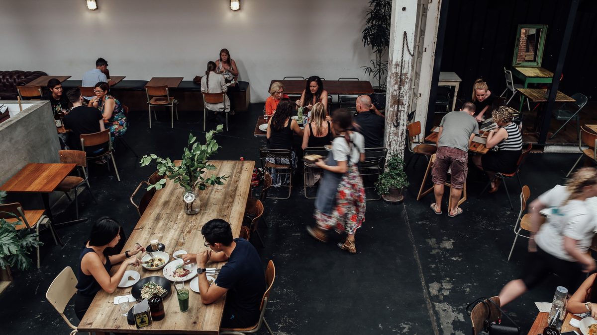 Sala de un restaurante con mesas ocupadas por clientes.